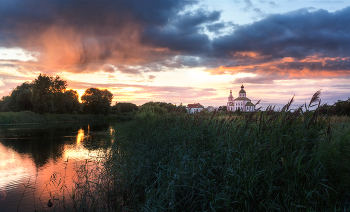 Leaving a storm / ***