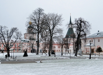 Überwiegend bewölkt / ***