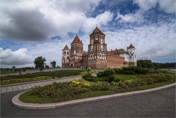 Mir Castle / ***