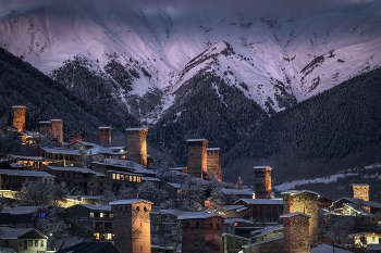 Night Comes To Mestia / ***