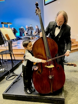 I want to play the double bass / During the intermission of a classical concert