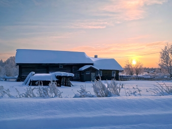 Sonnenaufgang über dem Fluss / ***