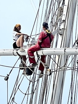 Dating on a mast / A young couple sitting on a mast in Marseilles port
