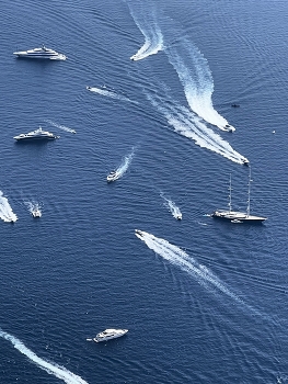 Brush strokes on the sea / Yachts near Capri