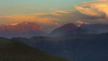 Sunset in the mountains / ***