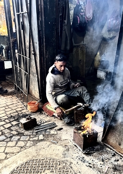 Artisan at work / Artisan in his workshop in Marrakesh, Morocco