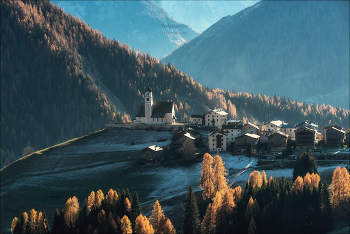 Zwischen den Bergen / ***