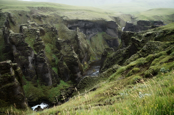 Das Wasser höhlt den Stein / ***