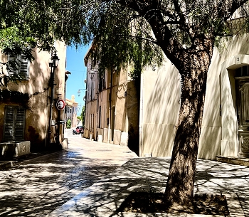 Shadow / Hot day at n a small French town