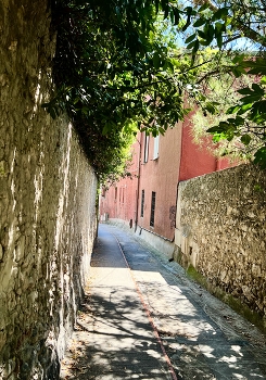 Quiet corner of Nice / Narrow streets up the hills in Nice, France