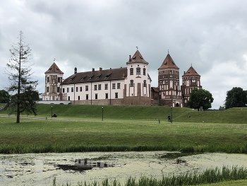 Mir Castle / ***