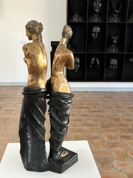 Two sides of Venus / Sculpture in the museum