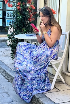 Eiscreme / Young lady in a cafe