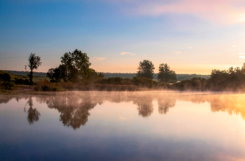 Sunrise on bank / ***