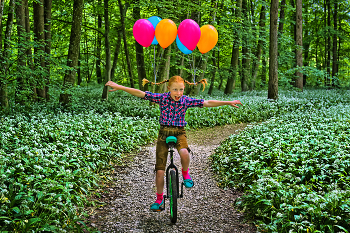 Pippi am Einrad / im Wald voller Bärlauch