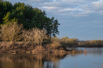 Dawn on the river. / ***