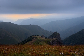 Dawn in the mountains / ***