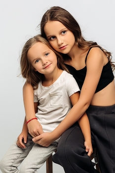 Sisters / ***