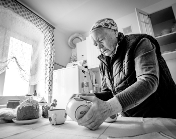 In the kitchen / ***