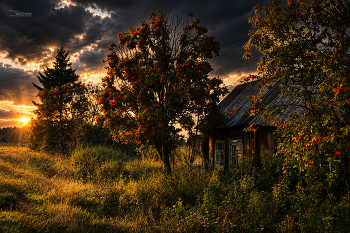 Sunset over the village / ***