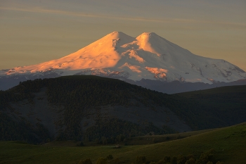 Dawn in the mountains / ***