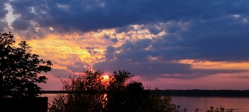 Dawn over the river / ***