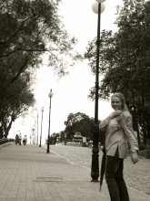 walking down the street ... / ***