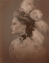 Portrait of a Lady mit Federn / ***
