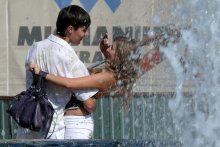 Love meeting at the fountain / ***