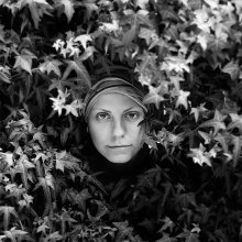 Portrait with leaves / ***