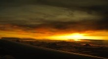 Unter der Tragfläche eines Flugzeugs .... / ***