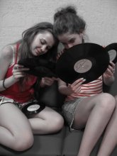 Girls & plate / ***