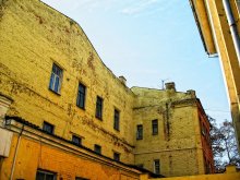 Old Yellow House / ***