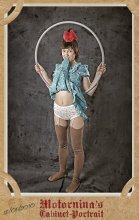 mädchen mit einem reifen / ***
