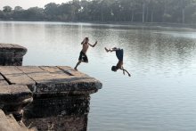 The walls of Angkor Wat / ***