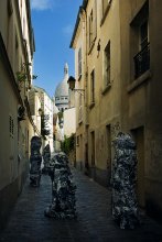In broad daylight from the alley ... / ***