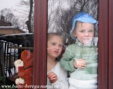 Kids in the yard / ***