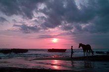 Girl with a horse at sunset / boom imo