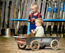 ... and they have a wheelbarrow Nitsche ... "Porsche" some .. / ***