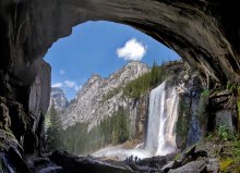 Waterfalls Vernal Fall of the arch around it / ***