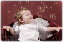 Children's portrait with soap bubbles / ***