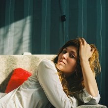 portrait of Vicky on the sofa / ***