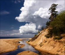 Stroll along the beach, clouds / ***