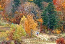 Autumn in Vermont / Fall in Vermont, hikers going down to the valley.
