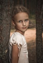 Portrait of a girl in the woods / ***