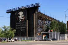 Lenin lived ..... / ***
