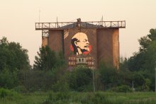 Lenin lived ... / ***