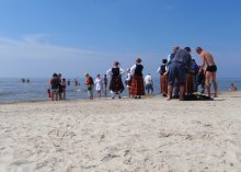 people swimming / ***