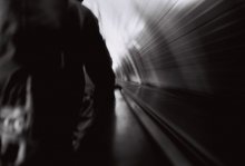 on the handrail of the escalator lay ... / ***