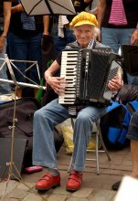 I play the harmonica at proxozhix in sight .... / ***